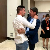 El líder de ciudadanos en Andalucía, Juan Marín, abraza a uno de sus hijos 