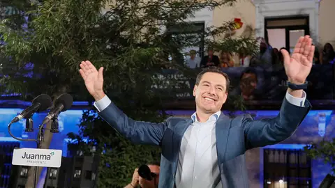 El candidato del PP a la reelección de la Junta de Andalucía, Juanma Moreno, celebra su victoria El candidato del PP a la reelección de la Junta de Andalucía, Juanma Moreno, celebra su victoria