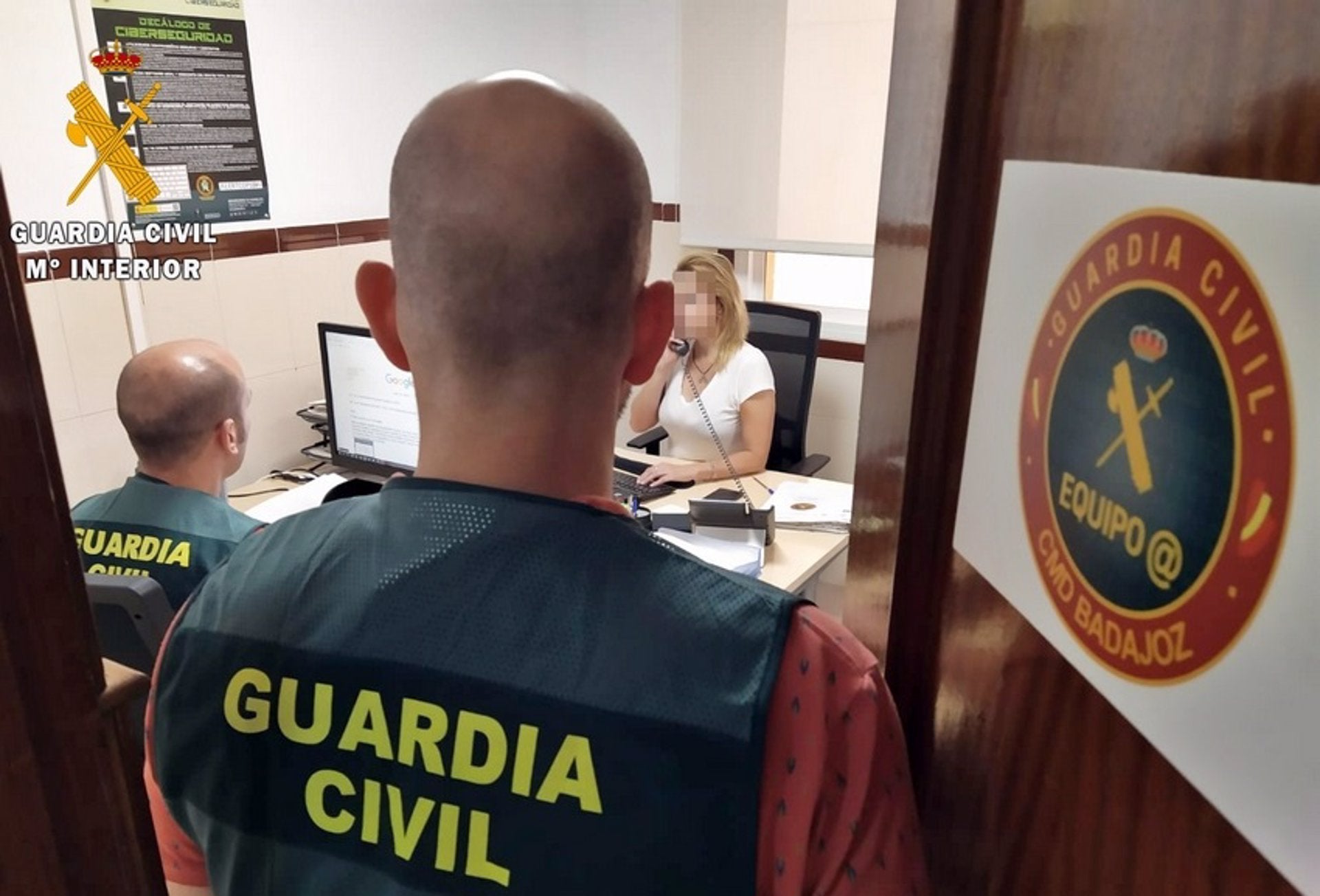 La Guardia Civil implica a cuatro ciberdelincuentes por estafar 12.500 euros a vecinos de La Parra y Novelda La Guardia Civil implica a cuatro ciberdelincuentes por estafar 12.500 euros a vecinos de La Parra y Novelda