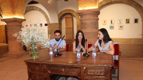Ana Garc&iacute;a (en el centro), junto a Francisco Peinado, concejal de Turismo, y Carmen Mar&iacute;a Montalb&aacute;n, alcaldesa.