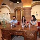 Ana García (en el centro), junto a Francisco Peinado, concejal de Turismo, y Carmen María Montalbán, alcaldesa.