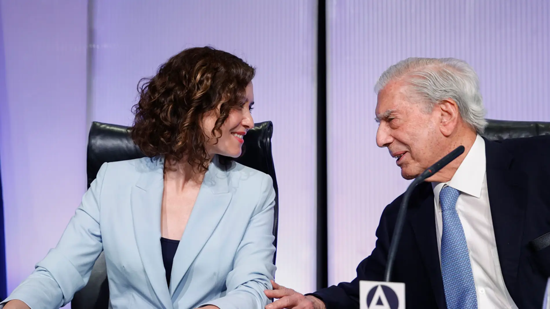 Vargas Llosa comprara a Ayuso con Ronald Reagan y la premia por defender la libertad