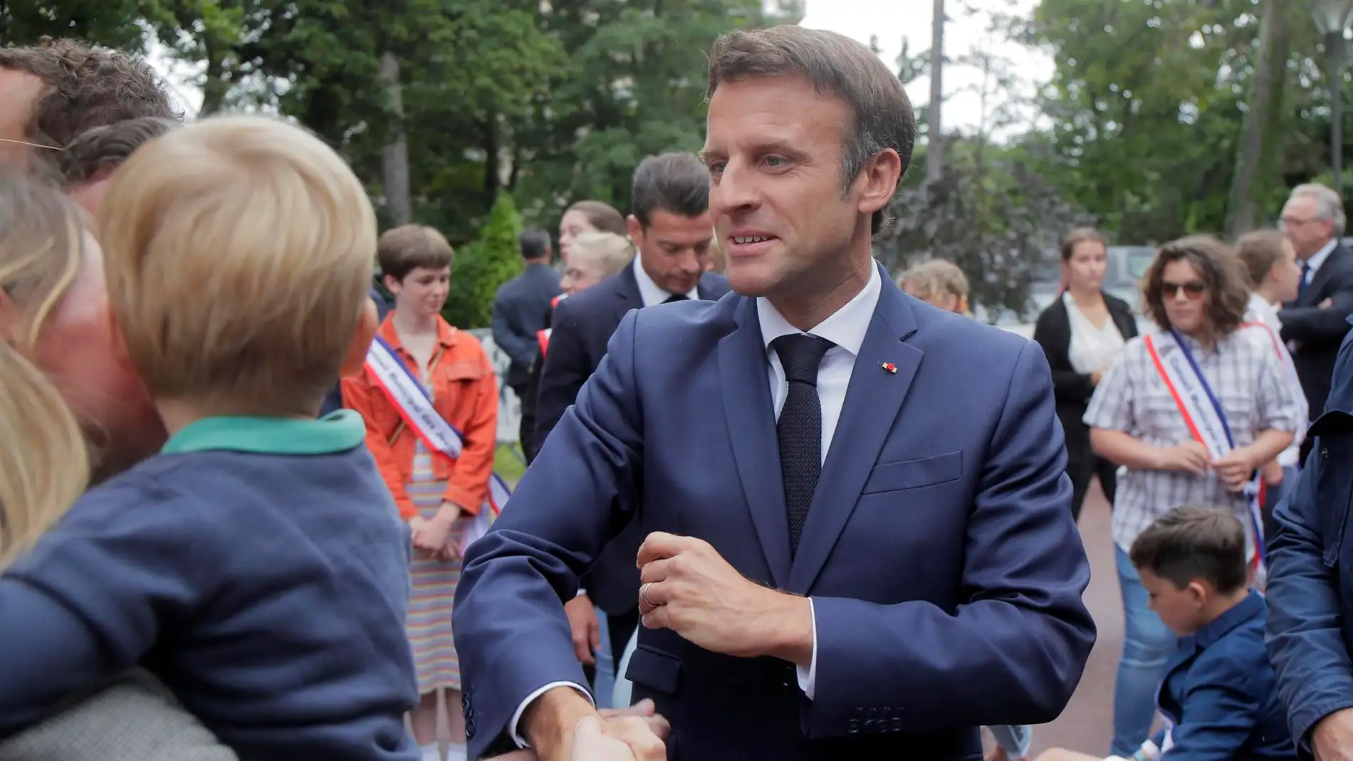 Macron se queda lejos de la mayoría absoluta en las elecciones de Francia y tendrá que pactar