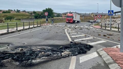 Restos de una barricada y una gran cantidad de piedras impiden el acceso a coches y camiones al Polígono de Morero.