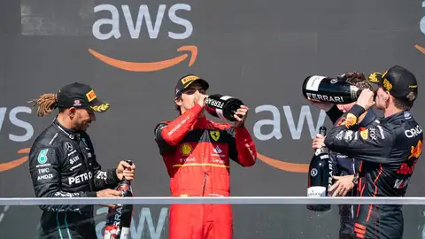 Carlos Sainz festeja en el podio su segundo puesto en el GP de Canadá