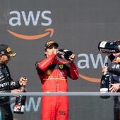Carlos Sainz festeja en el podio su segundo puesto en el GP de Canadá