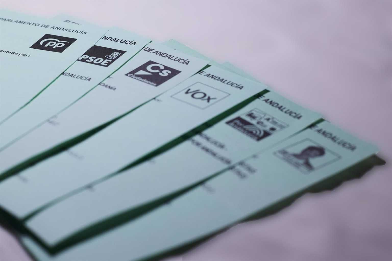 Detalle de las papeletas de los partidos políticos de cara a las Elecciones del 19 de junio a la presidencia de la Junta de Andalucía. Detalle de las papeletas de los partidos políticos de cara a las Elecciones del 19 de junio a la presidencia de la Junta de Andalucía.
