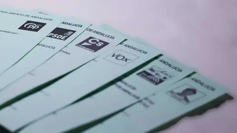 Detalle de las papeletas de los partidos políticos de cara a las Elecciones del 19 de junio a la presidencia de la Junta de Andalucía.