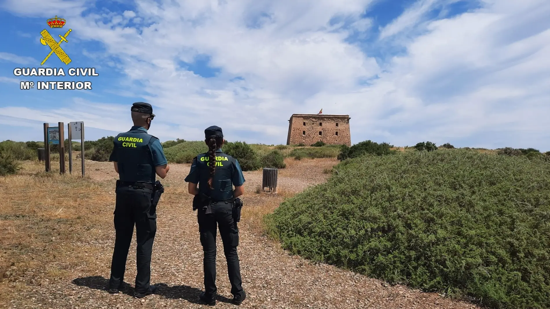 Agentes de la Guardia Civil de Alicante en Tabarca