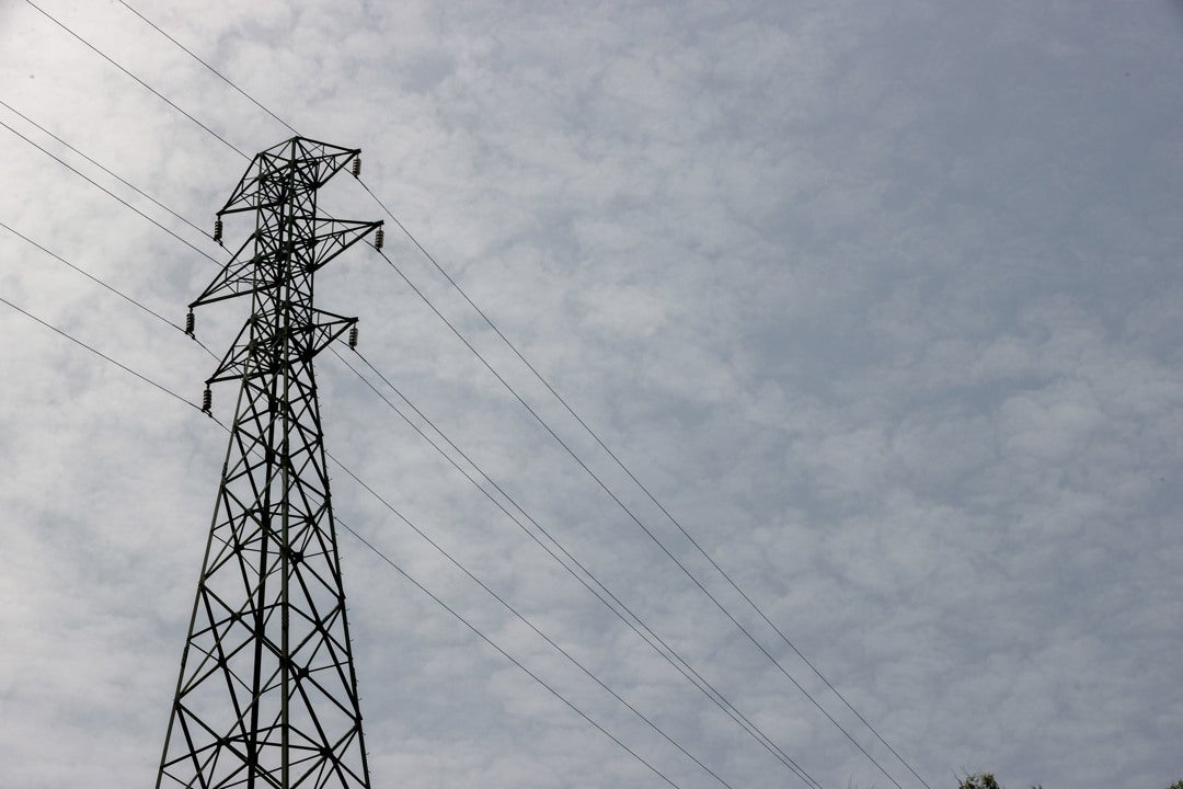 La luz se resiste a bajar pese al tope del gas: este martes sube hasta los 270 euros La luz se resiste a bajar pese al tope del gas: este martes sube hasta los 270 euros