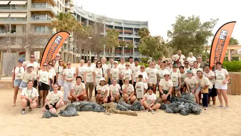 Foto de familia tras limpiar la playa de Can Pere Antoni con Europa FM y el ajuntament de Palma en junio de 2022 Acción Alerta Eco de Europa FM y el ajuntament de Palma en Playa de Can Pere Antoni en 2022.