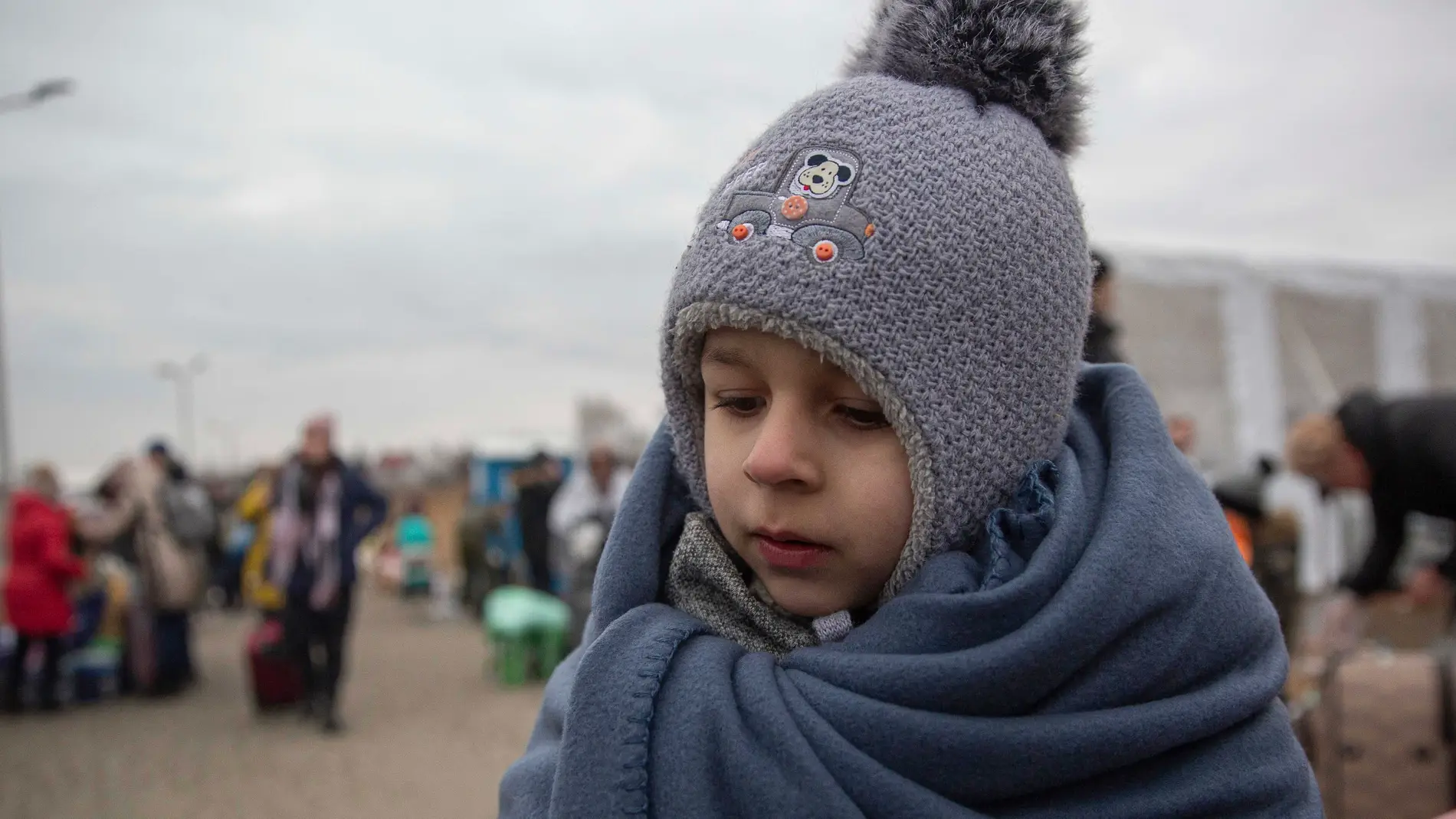 Un niño refugiado ucraniano llega a Medyka, Polonia