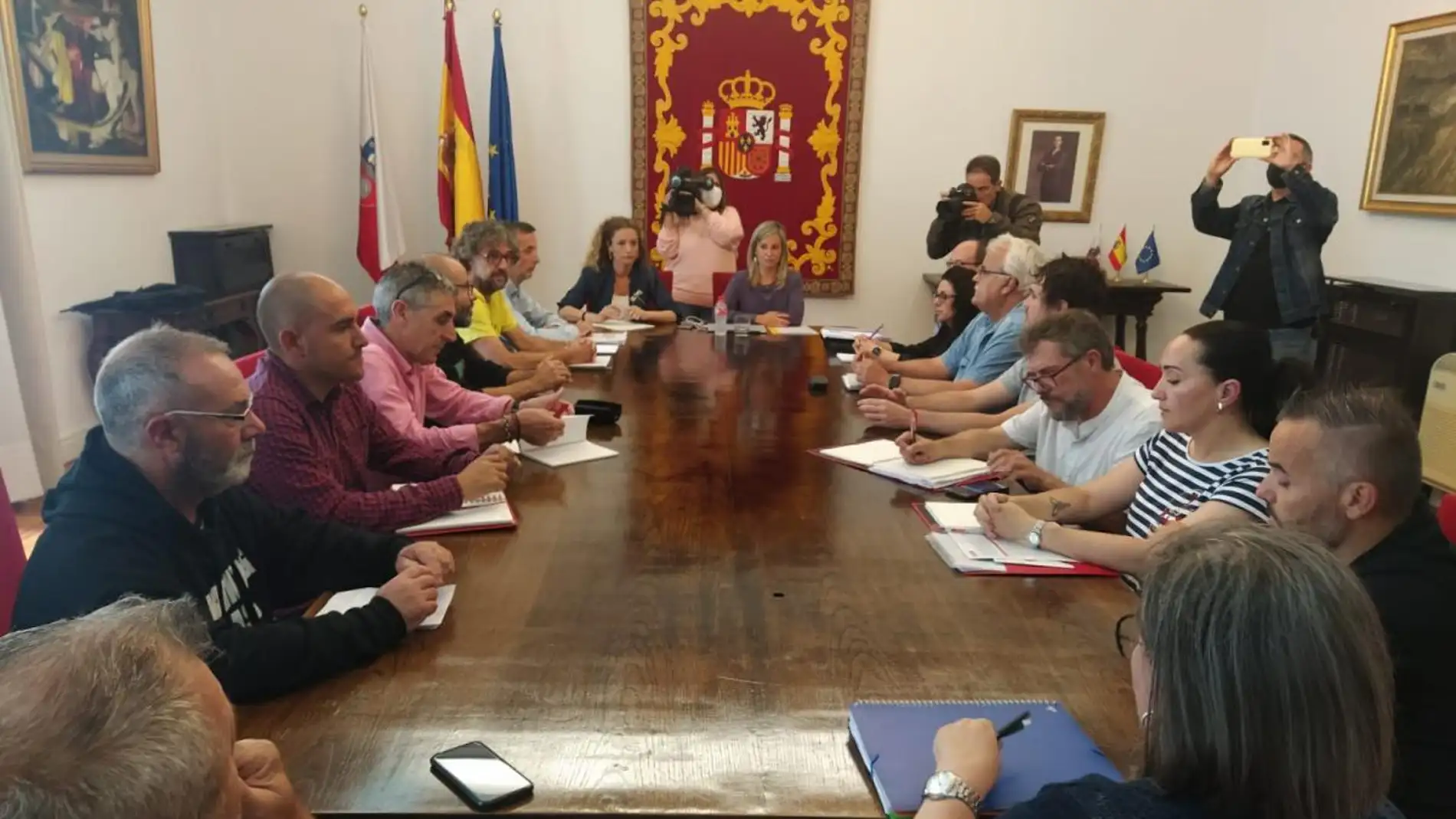 Fotografía de la reunión de este lunes en la Delegación del Gobierno en Cantabria