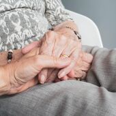 Imagen de archivo de dos personas mayores cogiéndose la mano