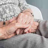 Imagen de archivo de dos personas mayores cogiéndose la mano/ Pixabay Imagen de archivo de dos personas mayores cogiéndose la mano/ Pixabay