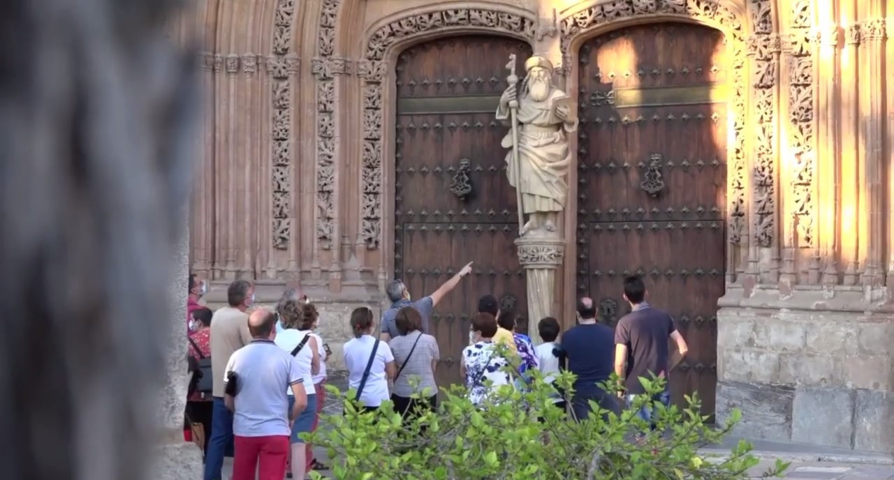 La iluminación de la lechuza en la fachada de la Iglesia de Santiago anuncia el verano en Orihuela La iluminación de la lechuza en la fachada de la Iglesia de Santiago anuncia el verano en Orihuela