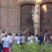 La iluminación de la lechuza en la fachada de la Iglesia de Santiago anuncia el verano en Orihuela La iluminación de la lechuza en la fachada de la Iglesia de Santiago anuncia el verano en Orihuela