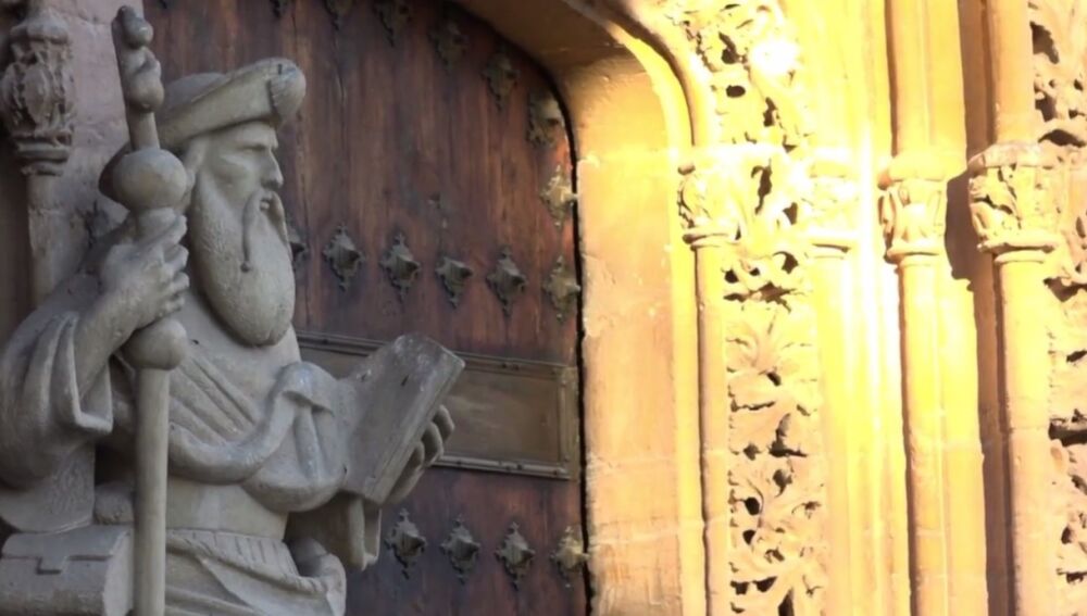 El último rayo de sol de la primavera incide sobre la escultura de la lechuza sin hacer ningún tipo de sombra