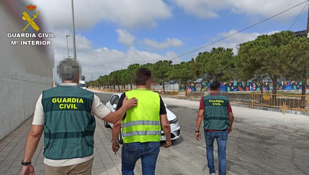 Agentes de la Guardia Civil con camionero detenido.