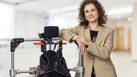 Elena García Armada ha diseñado el primer exoesqueleto infantil adaptable del mundo Elena García Armada ha diseñado el primer exoesqueleto infantil adaptable del mundo