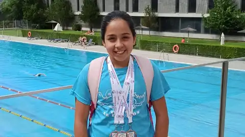 Sandra guerra gana tres medallas de bronce en el autonómico alevín de Natación Deportes Segovia