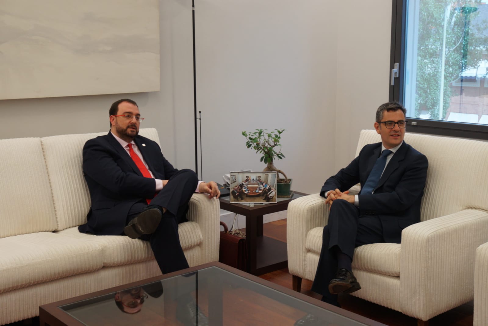 El Gobierno y el Principado constituirán una comisión bilateral de relaciones El Gobierno y el Principado constituirán una comisión bilateral de relaciones