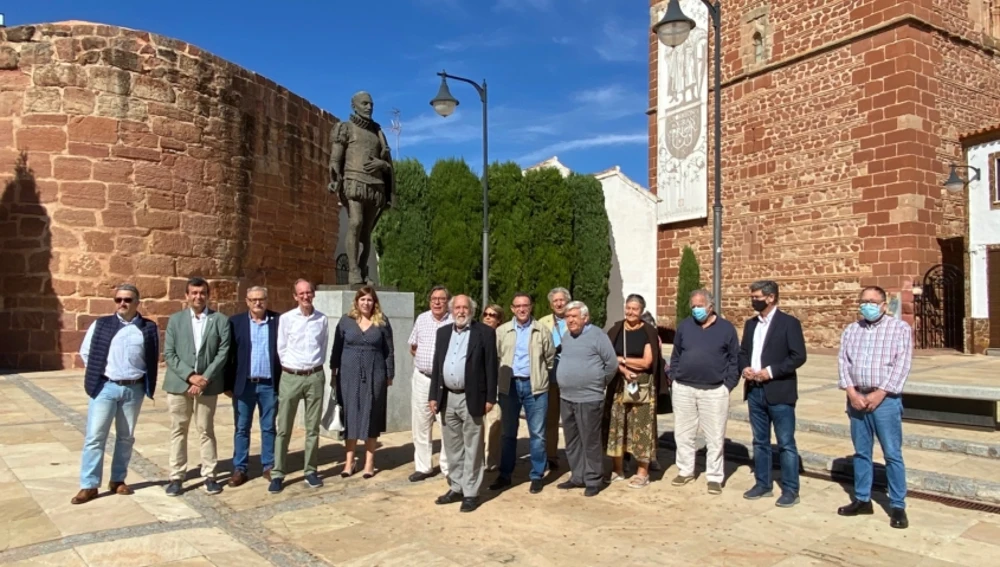 Encuentro de la Sociedad Cervantina junto al Torreón del Gran Prior