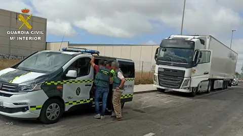 Agentes de la Guardia Civil junto al camión implicado en el suceso.