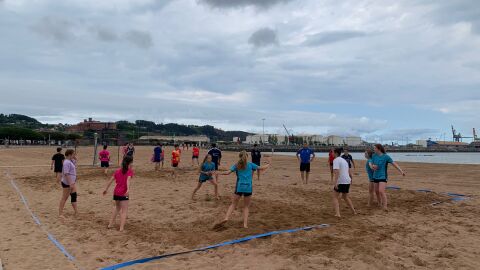 Entrenamiento de la selecci&oacute;n femenina asturiana de balonmano playa