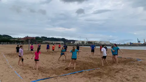 Entrenamiento de la selección femenina asturiana de balonmano playa Entrenamiento de la selección femenina asturiana de balonmano playa