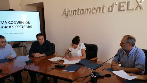 Acto de la firma de los convenios con los entes festeros de Elche. Acto de la firma de los convenios con los entes festeros de Elche.