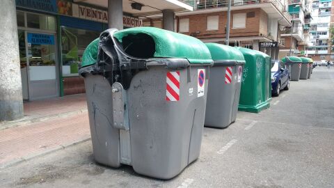 Contenedores rotos en Alcal&aacute; de Henares