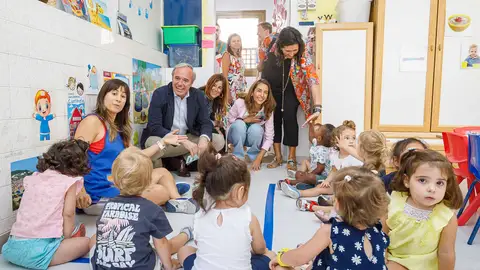 El alcalde, Jorge Azcón, ha visitado el centro infantil Cantinela