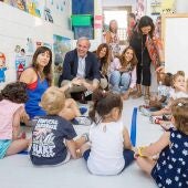 El alcalde, Jorge Azcón, ha visitado el centro infantil Cantinela