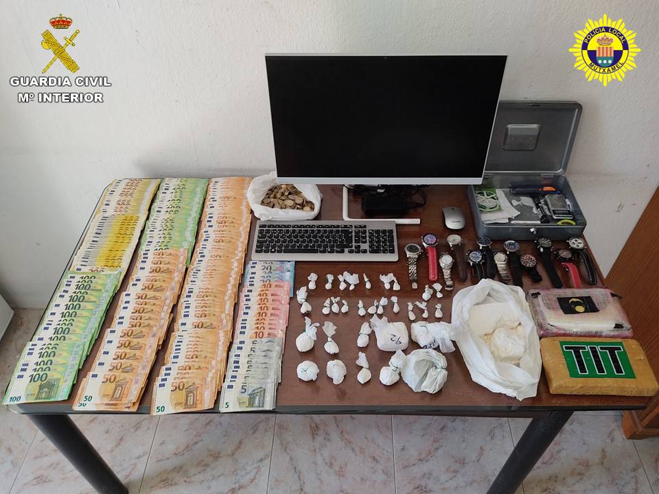 La Guardia Civil y la Policía Local de Mutxamel decomisan más de tres kilos de cocaína en un domicilio La Guardia Civil y la Policía Local de Mutxamel decomisan más de tres kilos de cocaína en un domicilio
