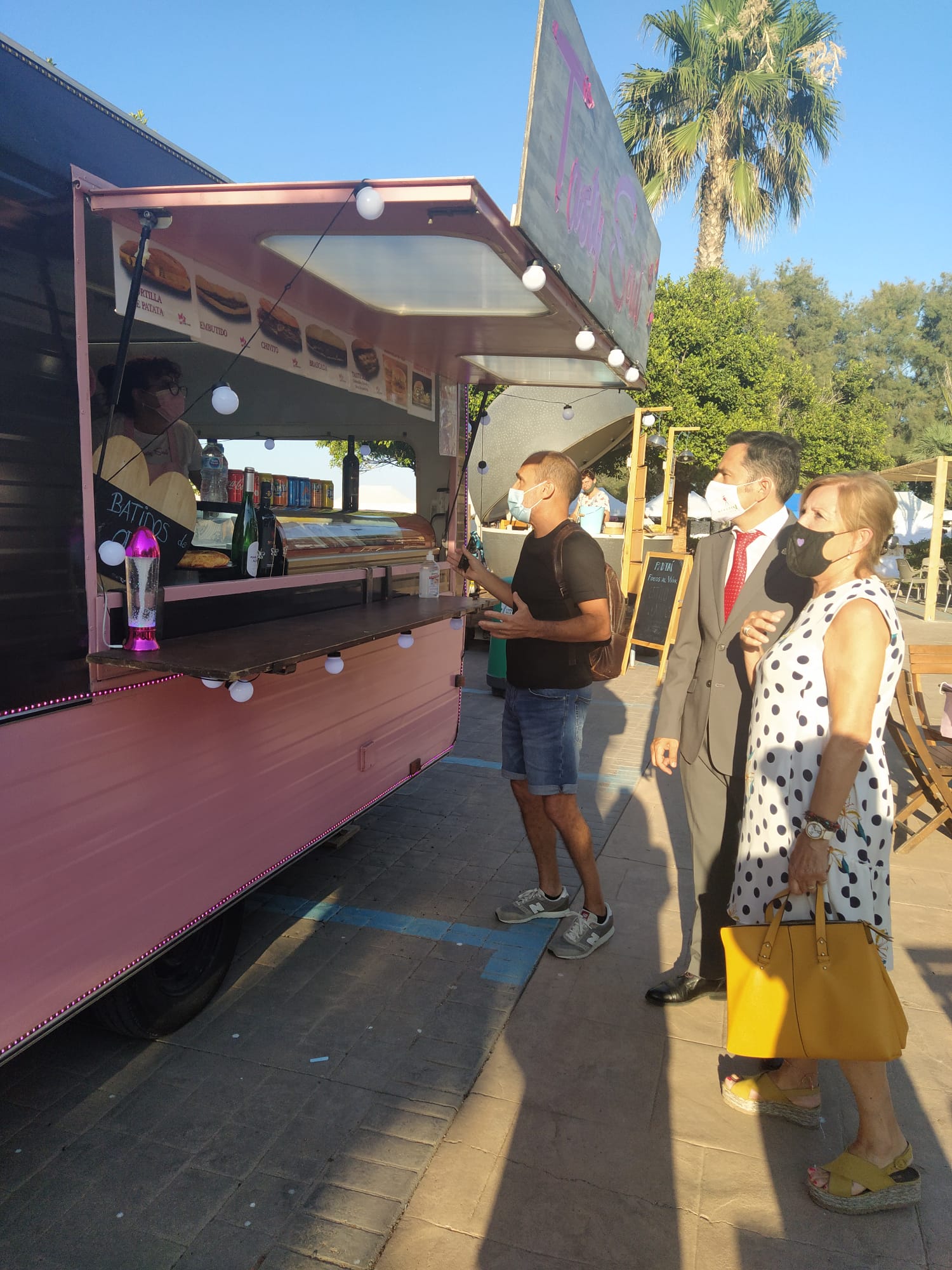 El mercado artesano de la playa de Canet y las Food Truks abren sus puertas El mercado artesano de la playa de Canet y las Food Truks abren sus puertas