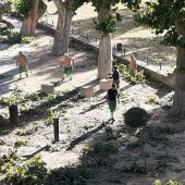 Operarios municipales limpian las riberas del Guadalope