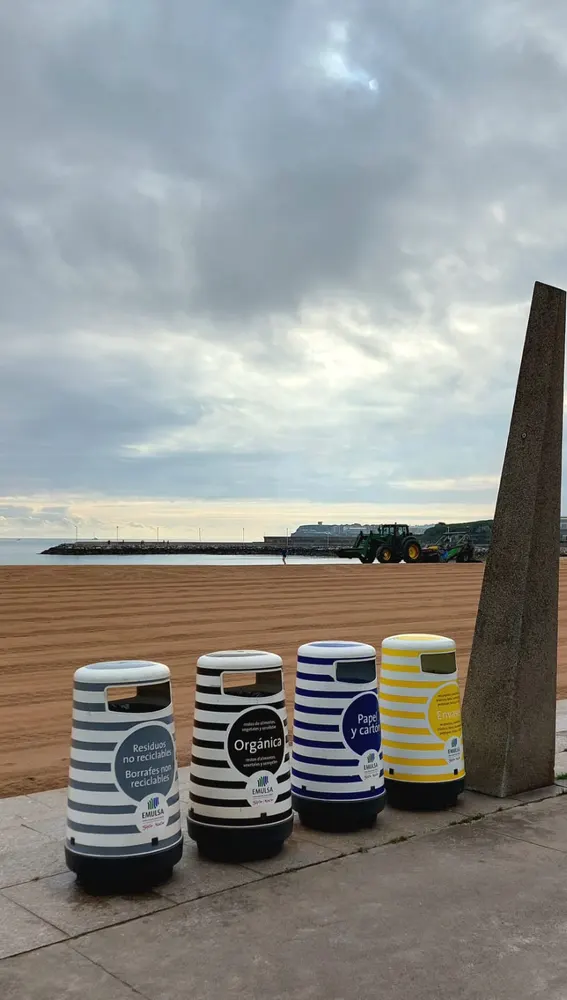 Papeleras de reciclaje en la Playa de Poniente (Gijón)