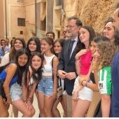 Rajoy, junto a unas simpatizantes, poco antes de llegar a la plaza de la Merced