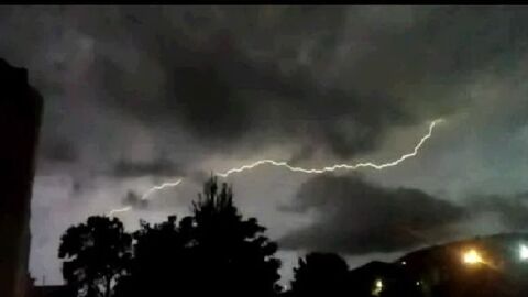 Una tormenta con gran aparato el&eacute;ctrico obliga a suspender la Ofrenda en su tramo final