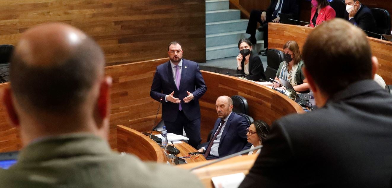 Los grupos parlamentarios critican la maratón ministerial de Barbón en Madrid Los grupos parlamentarios critican la maratón ministerial de Barbón en Madrid
