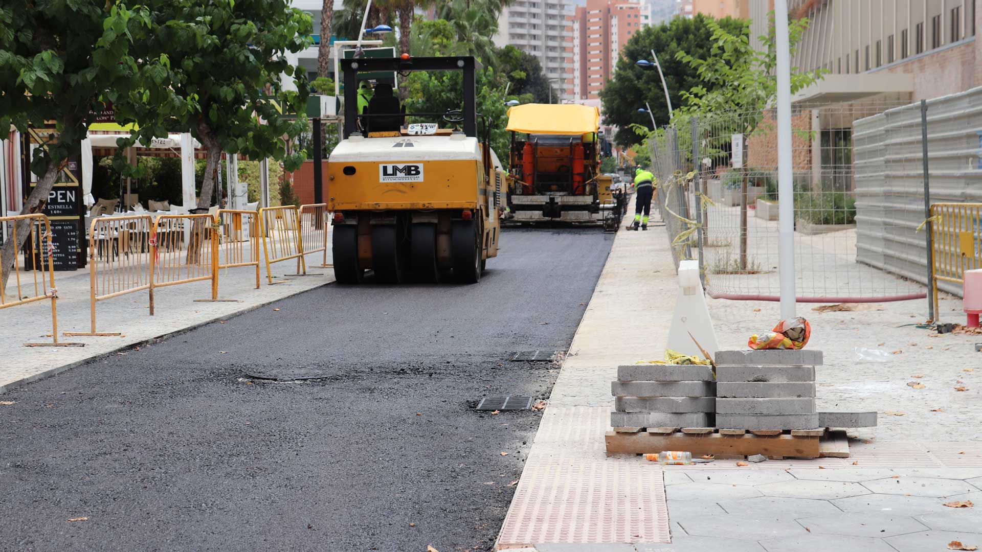 Benidorm inicia el asfaltado de la calle Jaen para incorporar la plataforma única Benidorm inicia el asfaltado de la calle Jaen para incorporar la plataforma única