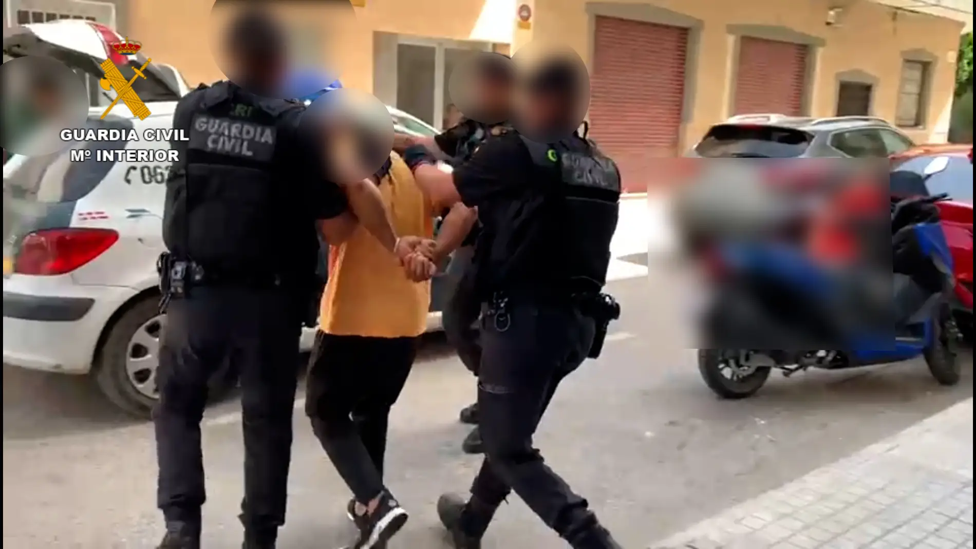 Agentes de la Guardia Civil con el hombre detenido en la pedanía de La Hoya de Elche.
