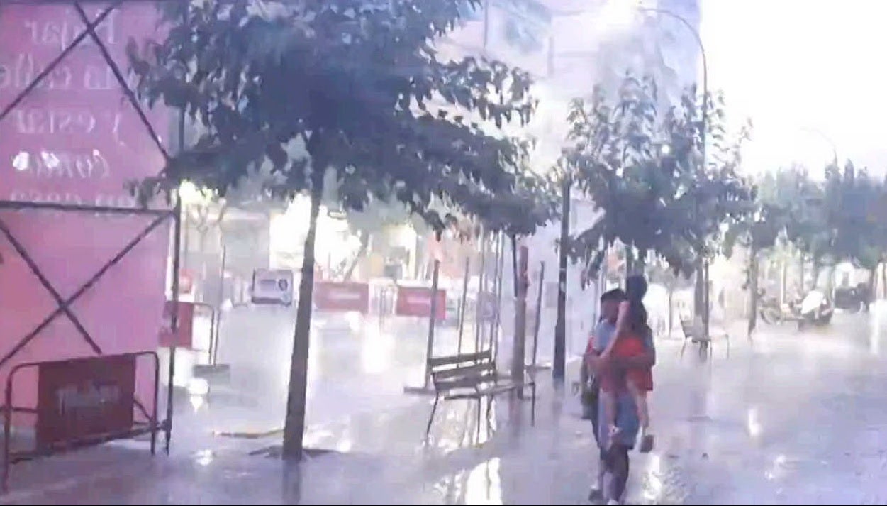 Una tormenta con gran aparato eléctrico sobre Alicante obliga a suspender la Ofrenda en su tramo final Una tormenta con gran aparato eléctrico sobre Alicante obliga a suspender la Ofrenda en su tramo final