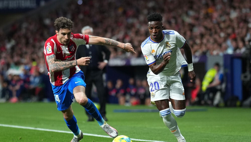 Vinicius y Vrsljko disputan un balón en el último derbi madrileño Vinicius y Vrsljko disputan un balón en el último derbi madrileño