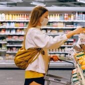 Imagen de archivo de una mujer haciendo la compra en un supermercado