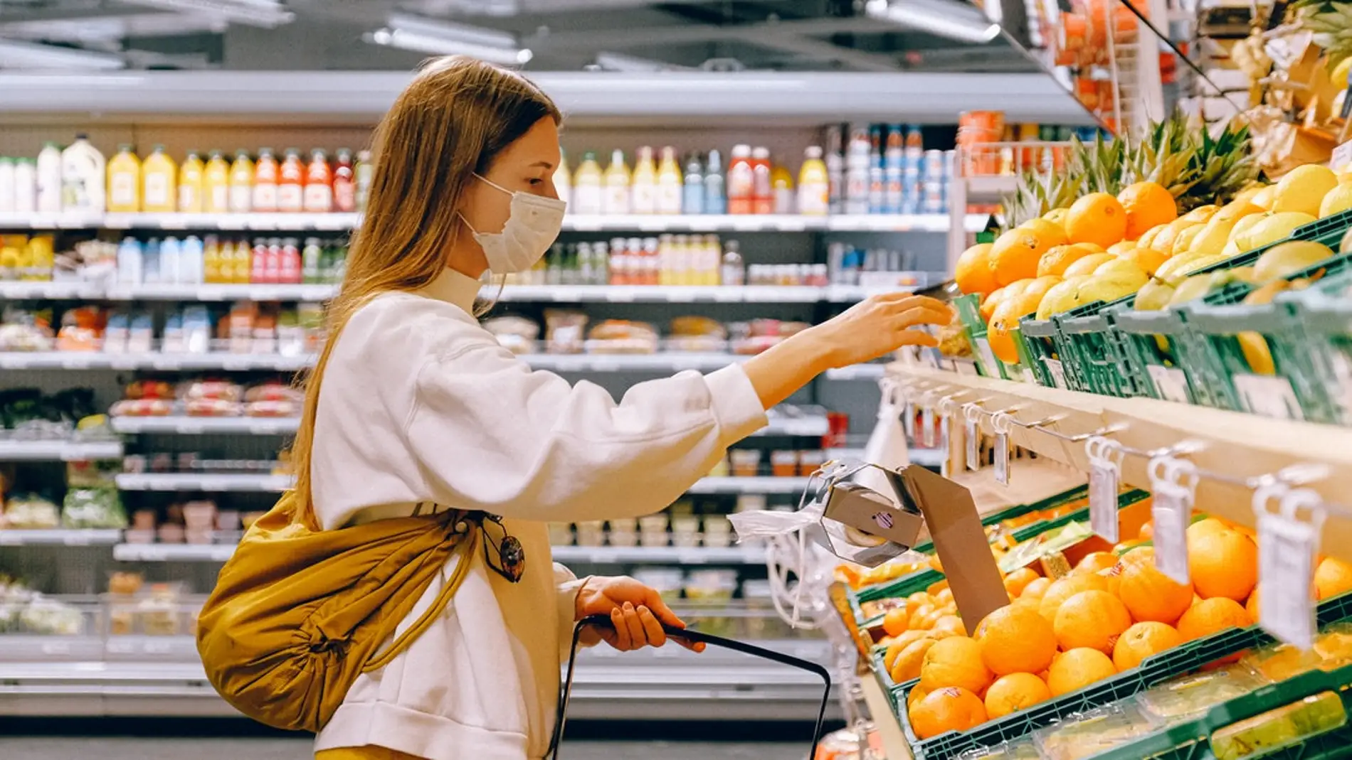 Imagen de archivo de una mujer haciendo la compra en un supermercado