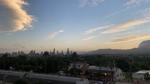 Benidorm poco nuboso skyline atardecer Benidorm poco nuboso skyline atardecer