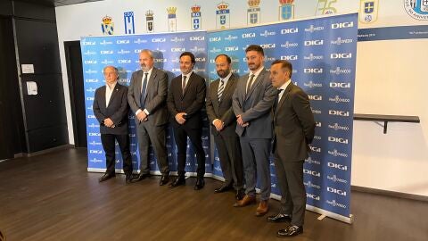 Federico Gonz&aacute;lez, junto a los representates de DIGI y el consejo de administraci&oacute;n del Oviedo