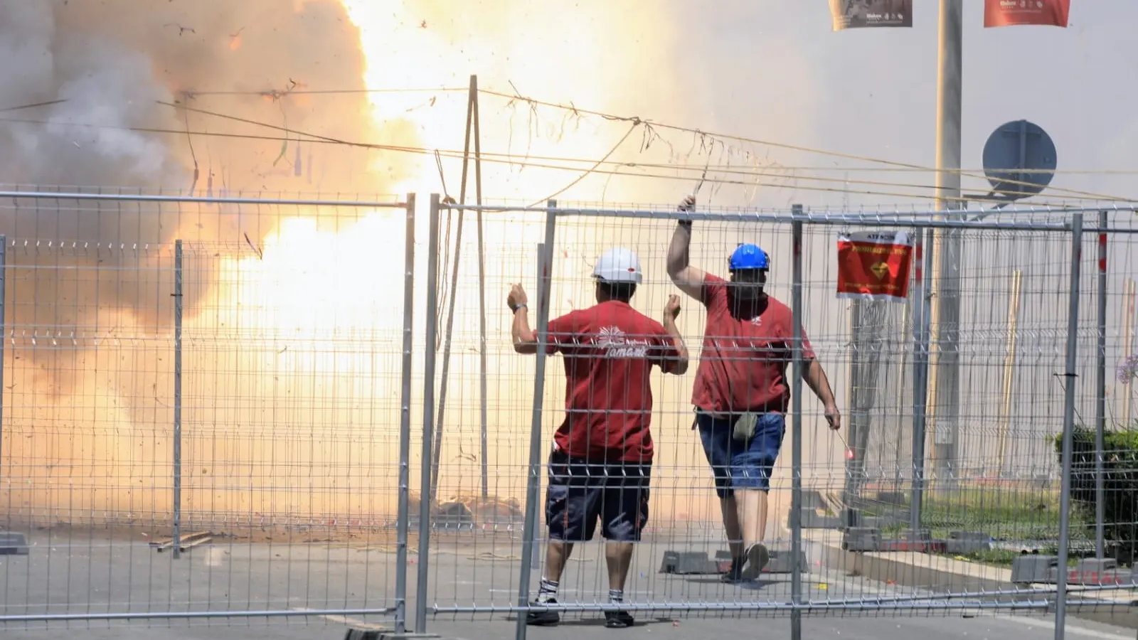 Un momento de la mascletà de hoy Un momento de la mascletà de hoy